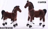 Kids-Horse "Caspar" donkerbruin witte bles en hoef voor kids van 4-9 jaar (TB-2009M)